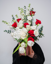 Passion Elegance Flower Box featuring premium fresh flowers, elegant gift arrangement by a online flower delivery Dubai.